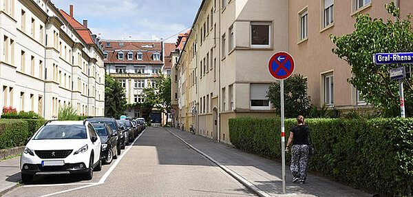 Gehwegparken Das Foto zeigt Autos, die am Gehweg parken.