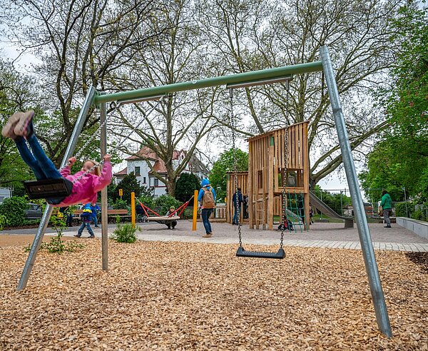 Spieplatz an der Hildapromenade Ein Kind schaukel auf dem neuen Spielplatz Hildapromenade.