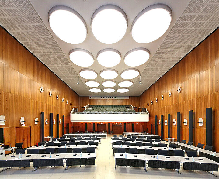 Bürgersaal Rathaus Foto Blick von der Bürgermeisterbank im Bürgersaal auf die Empore