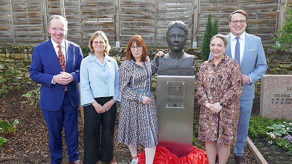 Enthüllung Büste Erna Scheffler An Erna Scheffler erinnerten Bürgermeister Dr. Albert Käuflein, Verfassungsrichterin Prof. Dr. Astrid Wallrabenstein, Künstlerin Bronislawa von Podewils, Soroptimist-Präsidentin Firdevs Kaplaner und Ortsvorsteher Dr. Anton Huber (v.l.n.r.)