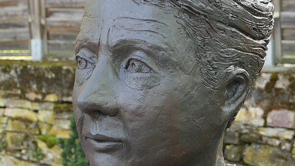 Büste Erna Scheffler "Entschlossenheit, ein offener Blick und Durchsetzungskraft". Diese Eigenschaften legte Künstlerin Bronislawa von Podewils in das Portrait der bedeutenden Juristin.