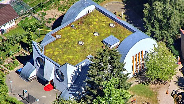 Katzenkindergarten Luftbild des Kindergartens.