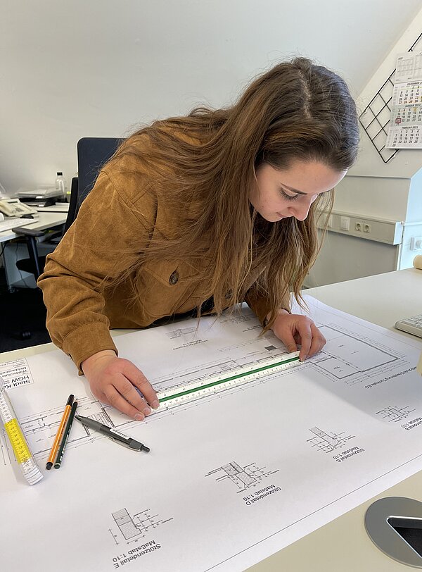 Junge Frau mit Plan