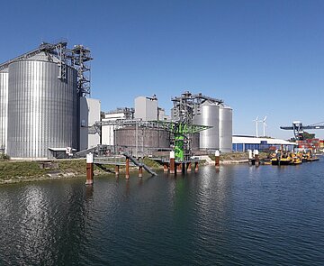 Rheinhafen Industriegebäude am Hafengelände