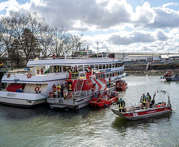 Schiffsbrandübung MS Karlsruhe Rheinübergreifende Zusammenarbeit: Regionale Feuerwehren, DLRG und THW üben gemeinsam für den Ernstfall eines Schiffsbrandes auf der MS Karlsruhe.