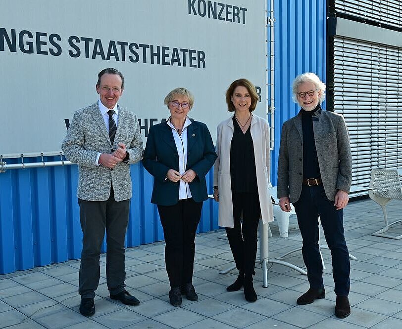 Vom neuen Modell überzeugt zeigten sich Bürgermeister Dr. Albert Käuflein, Kunstministerin Theresia Bauer, Staatssekretärin Petra Olschowski und Intendant Dr. Ulrich Peters. Foto: Enderle