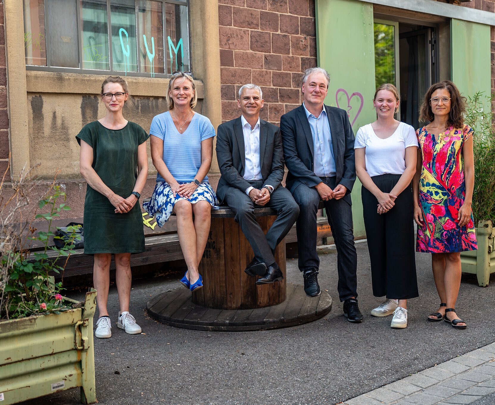Besuch Staatssekretr Rapp im Alten Schlachthof Besuch auf dem Schlachthofgelände: Kathrin Sieberling (NEXT Mannheim), Andrea Scholz (Wirtschaftsförderung Stadt Karlsruhe), Dr. Patrick Rapp MdL, Staatssekretär im Ministerium für Wirtschaft, Arbeit und Tourismus Baden-Württemberg, Dirk Metzger und Katrin Brehm (beide K³ Kultur- und Kreativwirtschaftsbüro), Ellen Koban (Medien- und Filmgesellschaft Baden-Württemberg).
