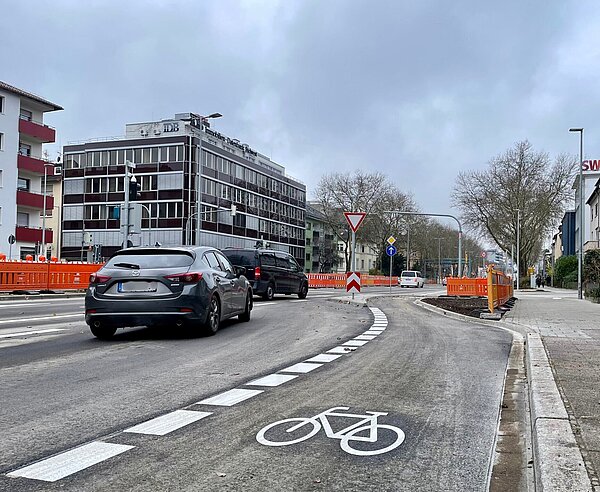 Kriegsstraße Dezember 2024 Blick auf Fahrbahn der Kriegsstraße in Richtung Westen