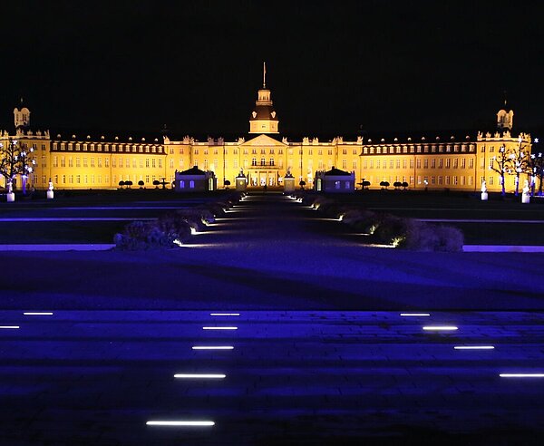 Weihnachtliches Schloss-IMG_1716.JPG Aufnahme des Karlsruher Schlosses bei Nacht mit Weihnachtsbeleuchtung