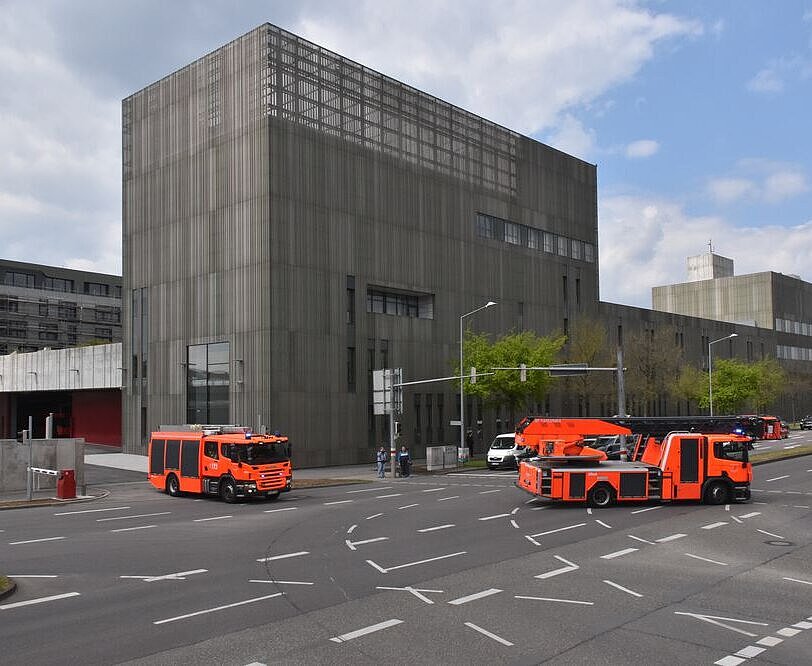 Beste Lage: Nach der Fahrt durch das große Tor sind die Einsatzfahrzeuge zügig in alle Richtungen unterwegs. Archivfoto: Enderle