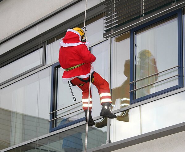 Nikolaus am Seil Nikolaus am Seil: Die Höhenretter der Feuerwehr rückten zu einem besonderen Einsatz in der Kinderklinik mit Bescherung aus.