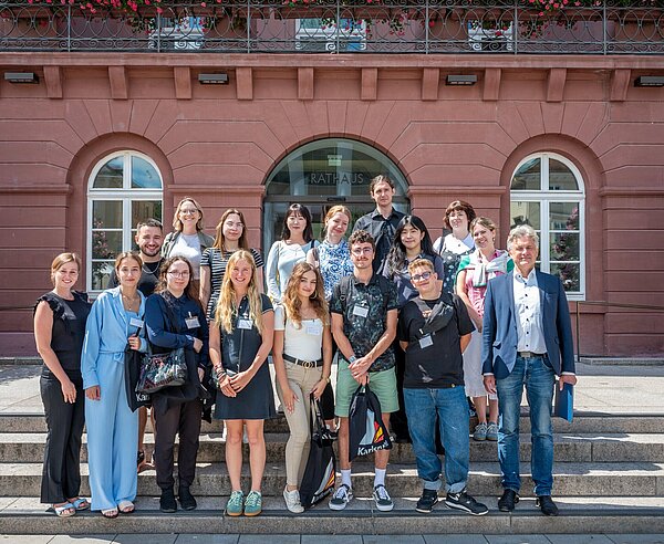 Sommerpraktikanten Begrüßung der Sommerpraktikantinnen und -praktikanten vor dem Rathaus durch OB Dr. Frank Mentrup