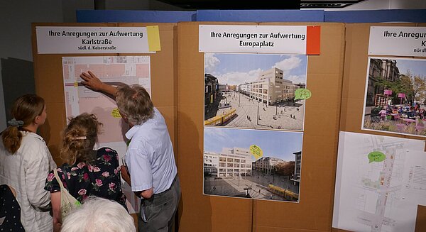 Bürgerinformation Reallabor Karlstraße Die Meinung der Bürgerinnen und Bürger zu den verschiedenen Aspekten der Innenstadt-Gestaltung wird mittels Stellwänden abgefragt.