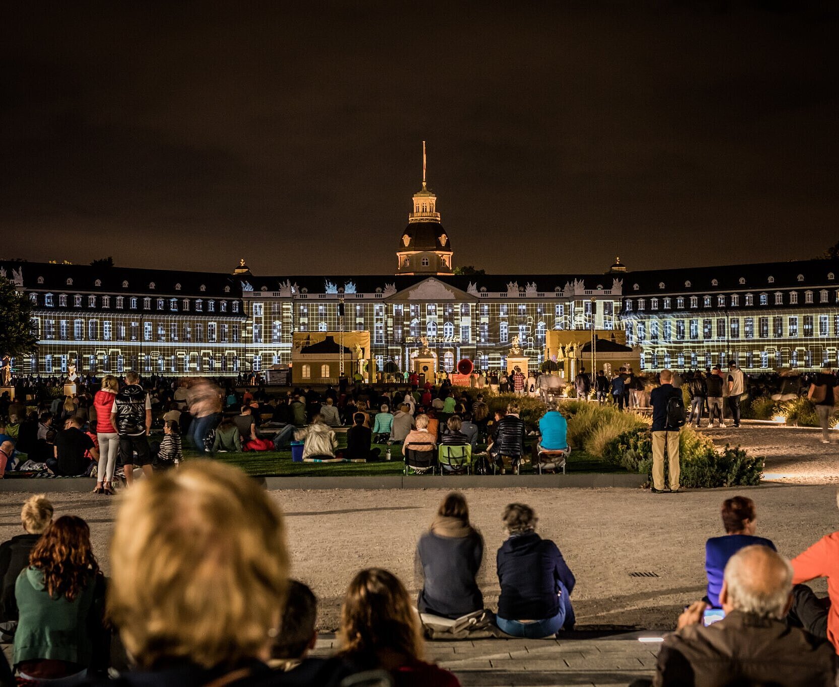 Schlosslichtspiele in Karlsruhe Das bunt angeleuchtete Schloss fasziniert das Publikum während der Karlsruhe Schlosslichtspiele.