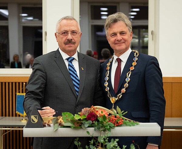 Eintrag ins Goldene Buch: Professor Serhiy Holovaty, der amtierende Präsident des Verfassungsgerichts der Ukraine Eintrag ins Goldene Buch: Professor Serhiy Holovaty, der amtierende Präsident des Verfassungsgerichts der Ukraine