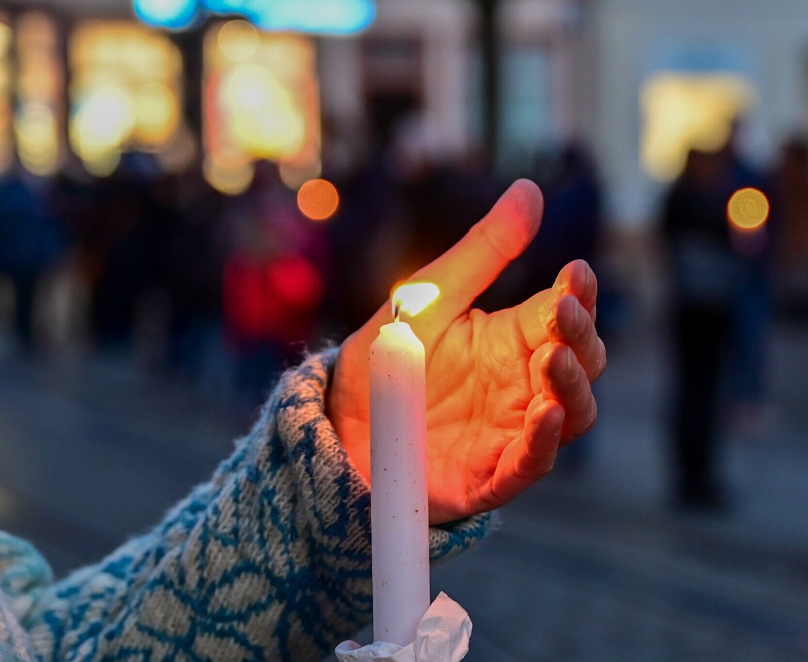 Mahnwache Ukraine-Krieg Bei der Mahnwache "Karlsruhe steht zusammen: Solidarität mit der Ukraine!" am 6. März auf dem Marktplatz wird eine brennende Kerze hochgehalten.