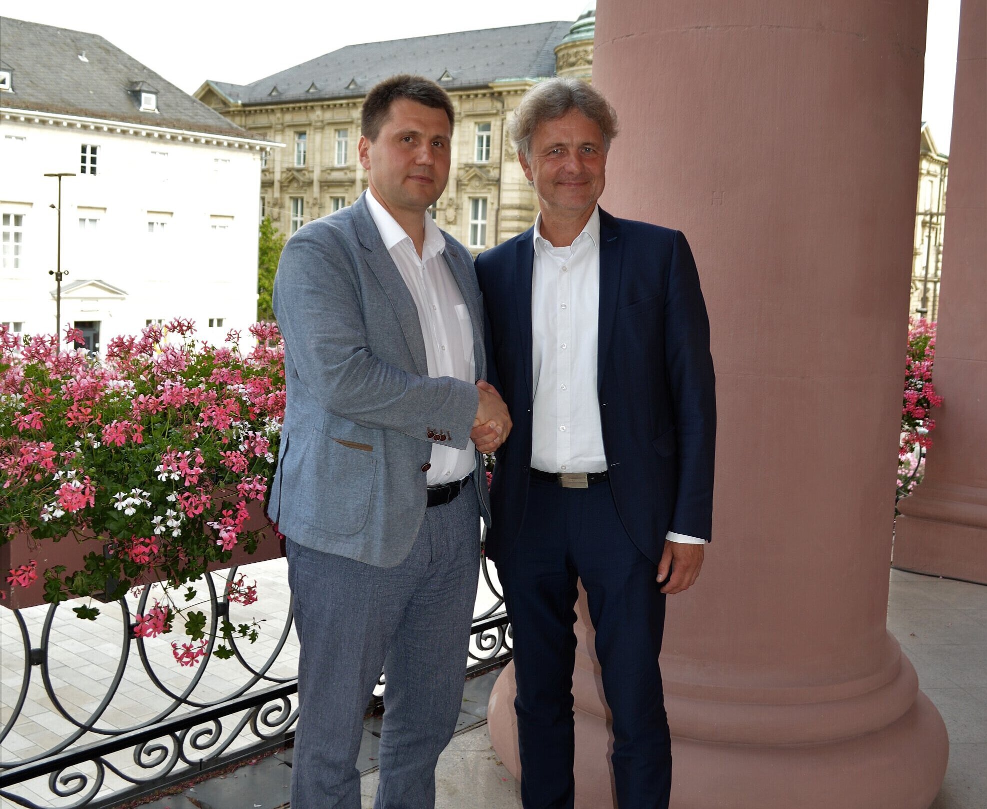 Partnerschaft mit Winnyzja OB Dr. Frank Mentrup im Dialog mit Andrii Ocheretnyi (l.), dem stell-vertretenden Bürgermeister von Winnyzja.
