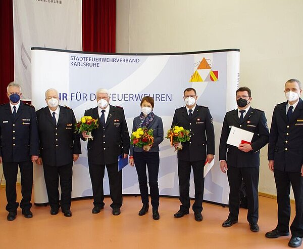 AUSTAUSCH und Ehrungen prägten die Feuerwehr-Versammlungen mit (v. l.) Ulrich Volz, Dr. Frank Knödler, Jürgen Konstantin, Bürgermeisterin Lisbach, Hans-Peter Nagel, Wolfram Becker, Kommandant Geldner. Foto: BD