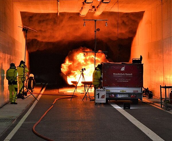 Erfolgreich bestanden: 20 Liter Benzin sorgten beim Brandschutz-Test im Karoline-Luise-Tunnel unter der Kriegsstraße, Kernelement der Kombilösung, für eine enorme Rauchentwicklung. Foto: Hertweck