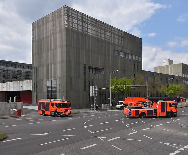 Beste Lage: Nach der Fahrt durch das große Tor sind die Einsatzfahrzeuge zügig in alle Richtungen unterwegs. Archivfoto: Enderle