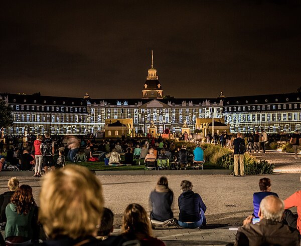 Schlosslichtspiele in Karlsruhe Das bunt angeleuchtete Schloss fasziniert das Publikum während der Karlsruhe Schlosslichtspiele.