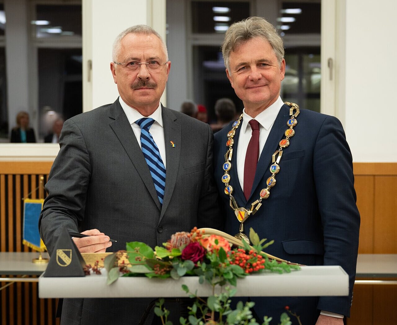 Eintrag ins Goldene Buch: Professor Serhiy Holovaty, der amtierende Präsident des Verfassungsgerichts der Ukraine Eintrag ins Goldene Buch: Professor Serhiy Holovaty, der amtierende Präsident des Verfassungsgerichts der Ukraine