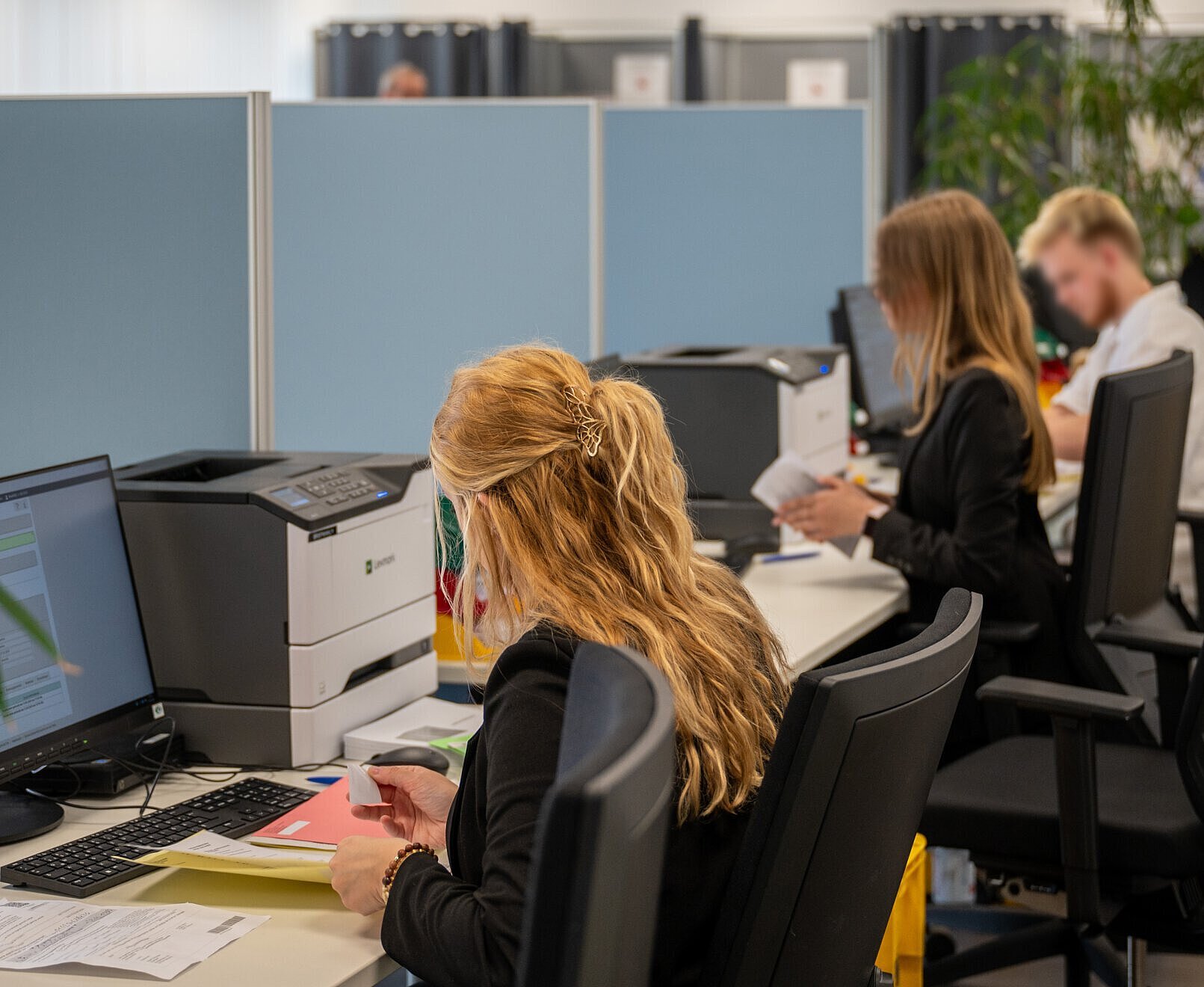 Briefwahlbüro 2024 Mitarbeitende des Wahlamts an ihren Arbeitsplätzen