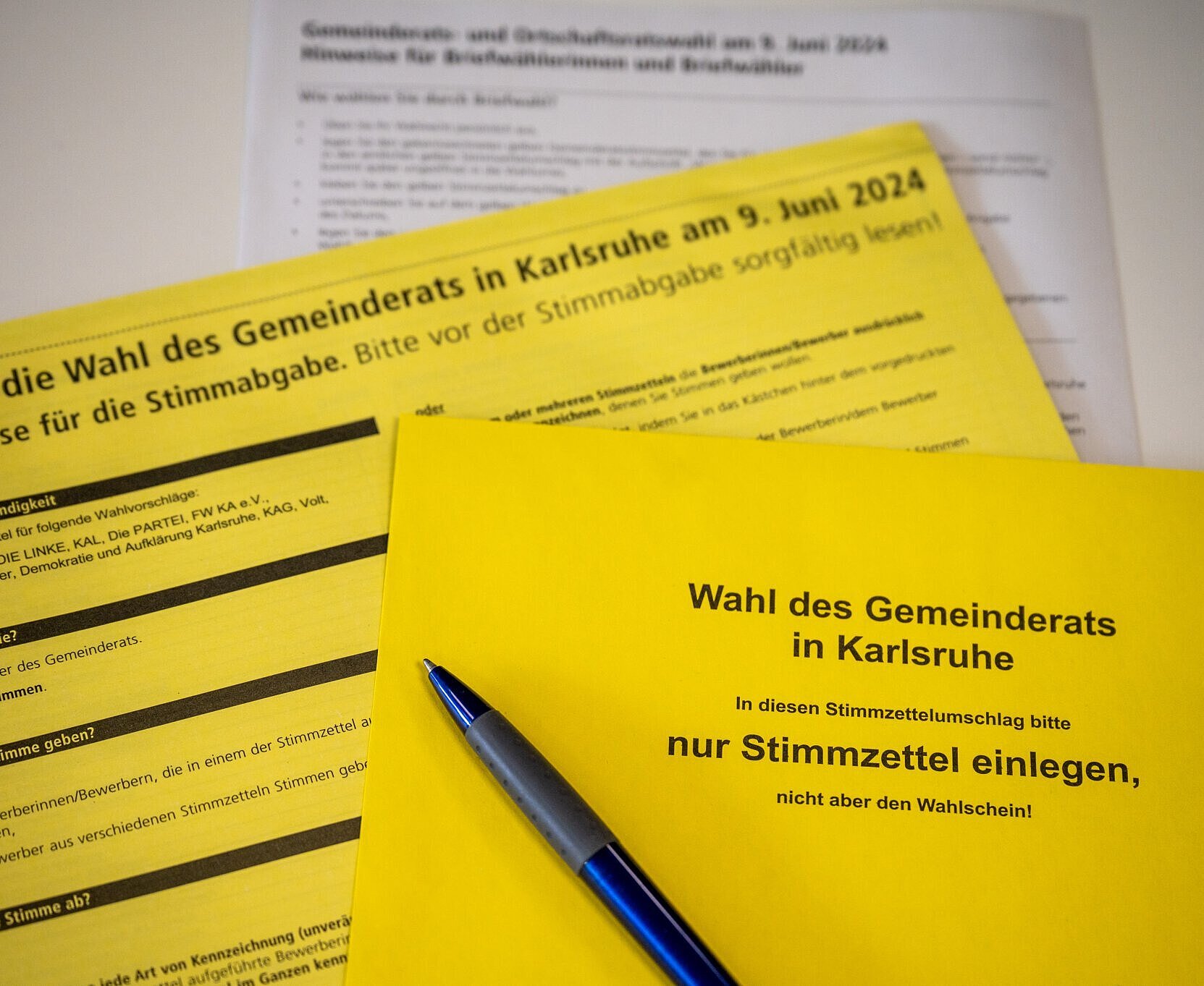 Briefwahlbüro 2024 Stimmzettelumschlag für die Wahl des Gemeinderats in Karlsruhe und Kugelschreiber