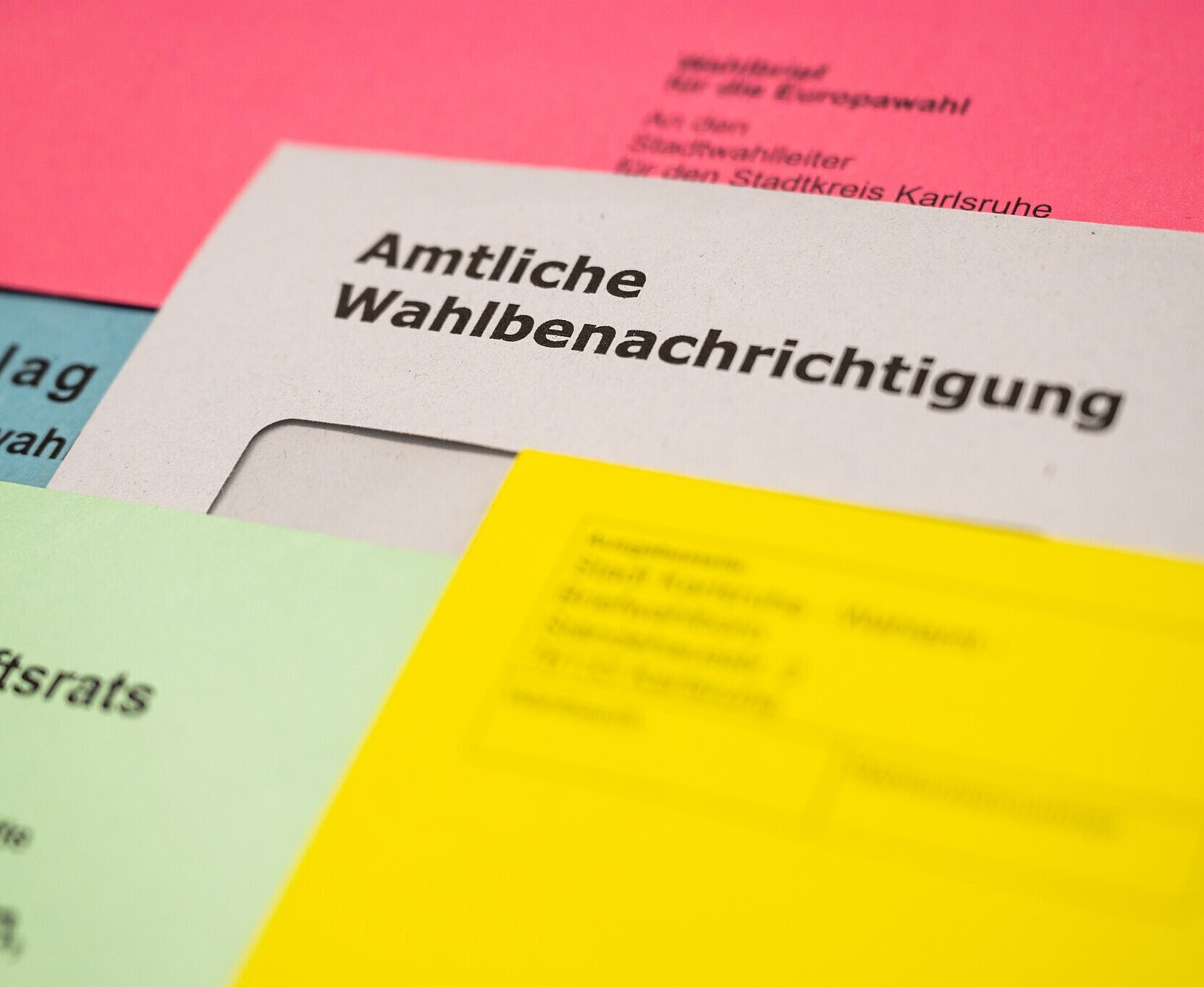 Wahlen 2024 Bunte Wahlunterlagen "Amtliche Wahlbenachrichtigung"