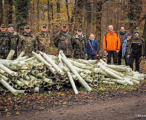 Reservisten im Einsatz für den Wald Viele helfende Hände: Nach gut zwei Stunden lagen die Plastikhüllen am Wegrand bereit zum Abtransport.