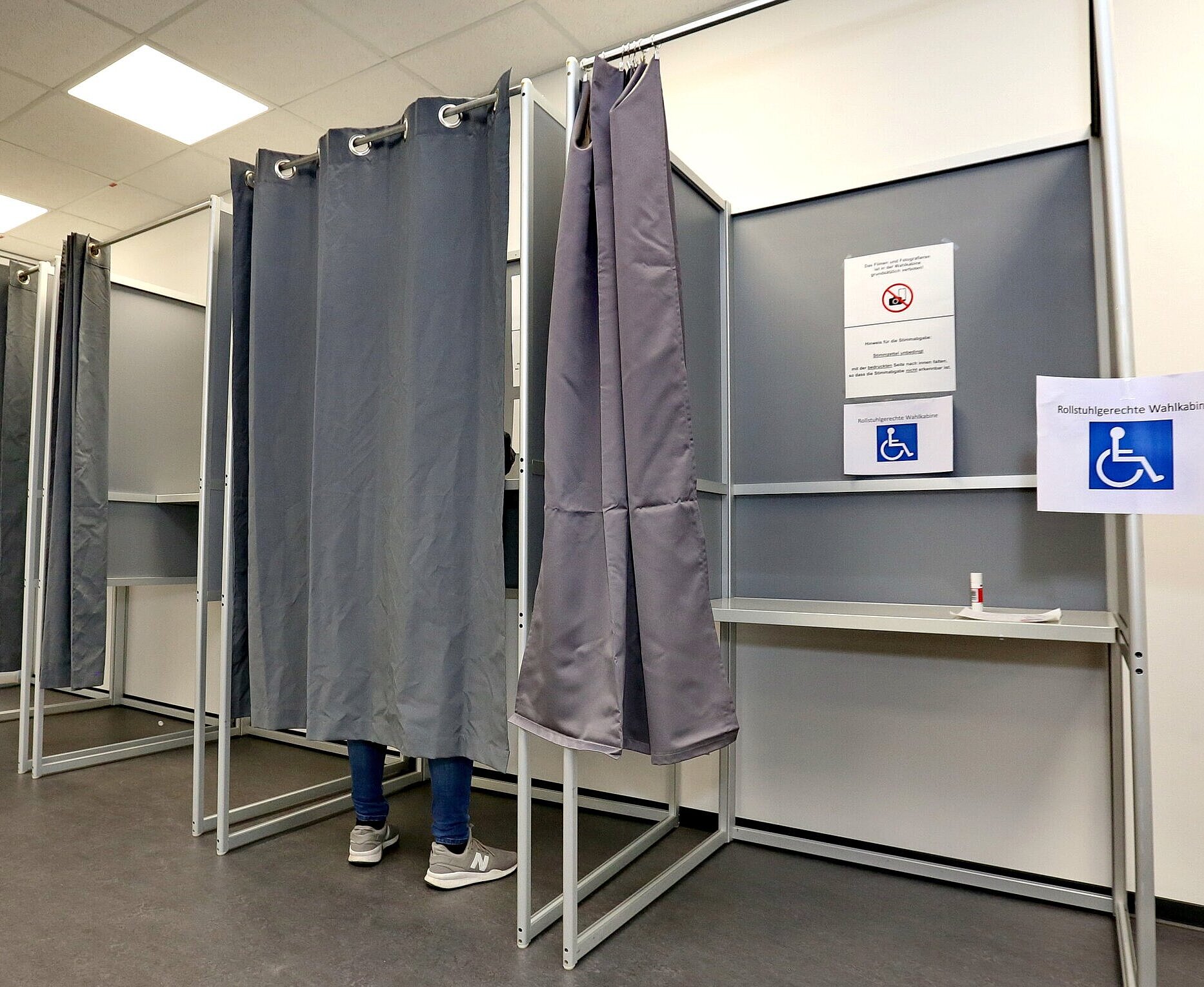 Briefwahlbüro Aufnahme einer barrierefreien Wahlkabine