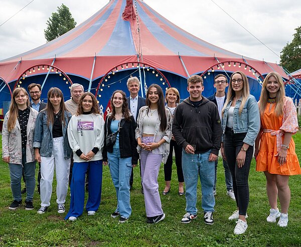 Sommerpraktikantinnen, Stadtrat Aljoscha Löffler, Evelyn Berdeaaux, Dr. Frank Mentrup vor dem Zirkus Maccaroni
