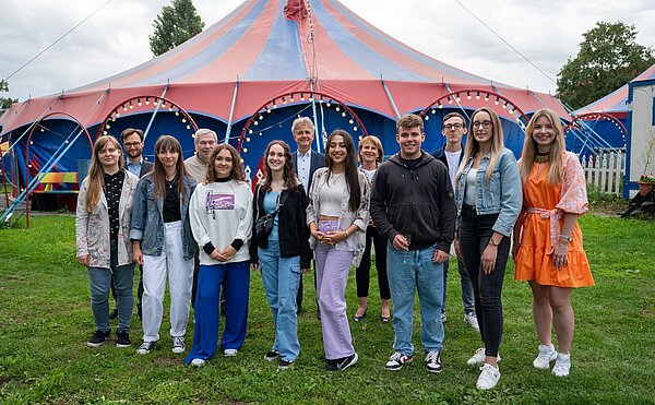 Abschluss Sommerpraktikum 2023 Sommerpraktikantinnen, Stadtrat Aljoscha Löffler, Evelyn Berdeaaux, Dr. Frank Mentrup vor dem Zirkus Maccaroni