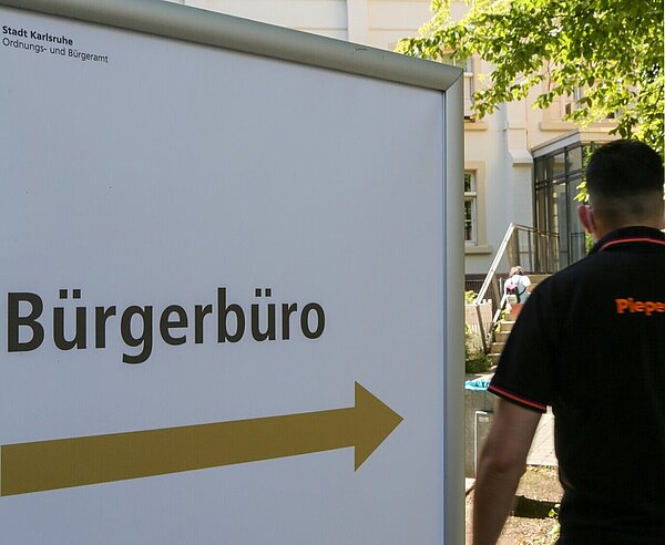 Bürgerbüro Kaiseralle Schild mit Pfeil zum Bürgerbüro
