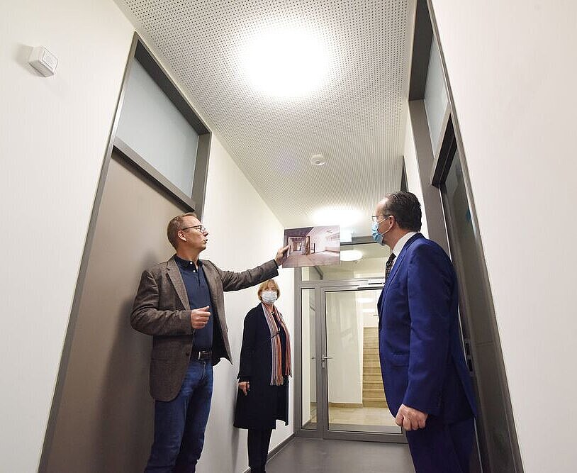 SO SAH ES EINST AUS, wusste Architekt Christoph Klinkott bei der Eröffnung des sanierten Gebäudes mit Prof. Dr. Anne Sick (HGW) und BM Dr. Albert Käuflein (v. l.) zu berichten. Foto: Müller-Gmelin