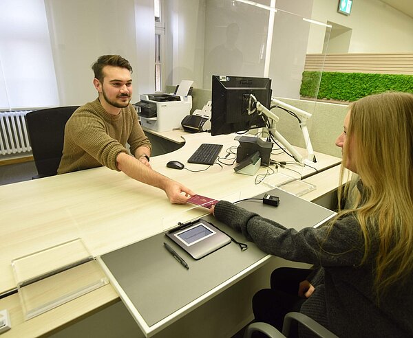 Bürgerbüro Der Reise-Boom nach der Corona-Pandemie wirkt sich auch auf die Bürgerbüros aus: 2022 wurden dort deutlich mehr Ausweisdokumente als in den Jahren davor abgeholt.