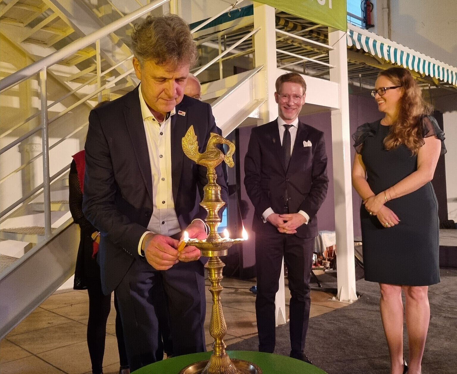 OB Mentrup entzündet Flamme in Pune Glückbringendes Ritual: OB Mentrup und Staatsminister Stegmann beim Entzünden einer Flamme im Goethe-Institut von Pune.