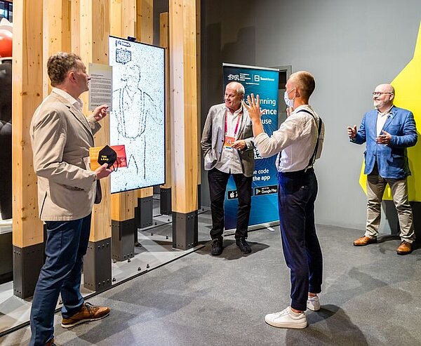 Austausch am interaktiven Kunstwerk des ZKM im Baden-Württemberg Pavillon auf der Expo mit Dr. Eberhard Fischer (links) und Martin Wacker (rechts) als Karlsruher Repräsentanz. Foto: Gustai/Pixelgrün