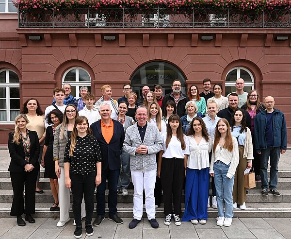 Sommerpraktikum 2023 Bürgermeister Käuflein, die Praktikanntinnen und Praktikanten des Sommerpaktikums 2023 und städtische Mitarbeitende stehen vor dem Rathaus am Marktplatz.