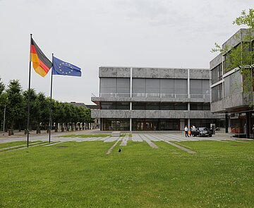 Bundesverfassungsgericht Das Bundesverfassungsgericht mit der Europa- und der Deutschlandflagge im Vordergrund.