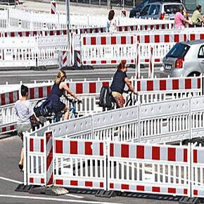 Baustellen im Radverkehr Das Bild zeigt eine Baustelle mit Radfahrenden am Ettlinger Tor.