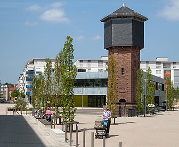 Wasserturmschule Der Wasserturm im Citypark mit Fußgängern davor
