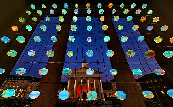 City of Media Arts Blick vom Rathaus durch Lichtkunstinstallation auf Stadtkirche