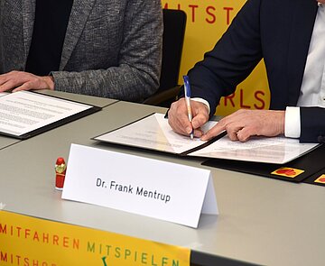 Unterzeichnung Beitritt Sozialregion OB Mentrup Oberbürgermeister Mentrup unterschreibt einen Beitrittsvertrag zur Sozialregion Karlsruhe.