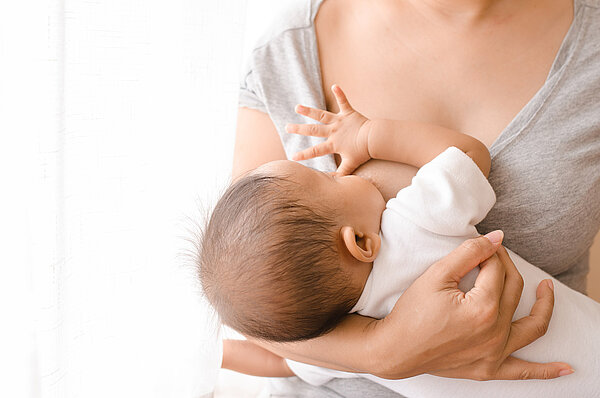 Baby wird gestillt