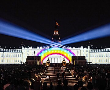 Schlosslichtspiele 2022: Fische im Exil Zum Start der Schlosslichtspiele 2022 feierte „Wir Menschen sind Fische im Exil“  Premiere. Die Show wurde anlässlich der ÖRK-Vollversammlung kreiert.