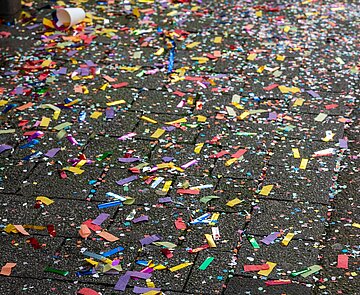 Fastnacht 2024 Asphalt mit Konfetti