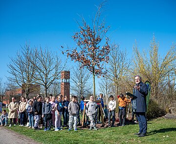 2025_Baumpflanzung_Oberreut OB Dr. Frank Mentrup bei der Pflanzung einer Roteiche in Oberreut