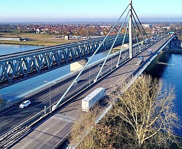 Verkehrsplanungen und Konzepte Verkehrsplanungen und Konzepte - Das Bild zeigt eine Luftaufnahme der Rheinbrücke Maxau.
