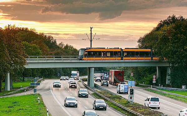 Eine Trambahn fährt über eine Brücke der Südtangente in Karlsruhe Eine Trambahn fährt über eine Brücke der Südtangente in Karlsruhe
